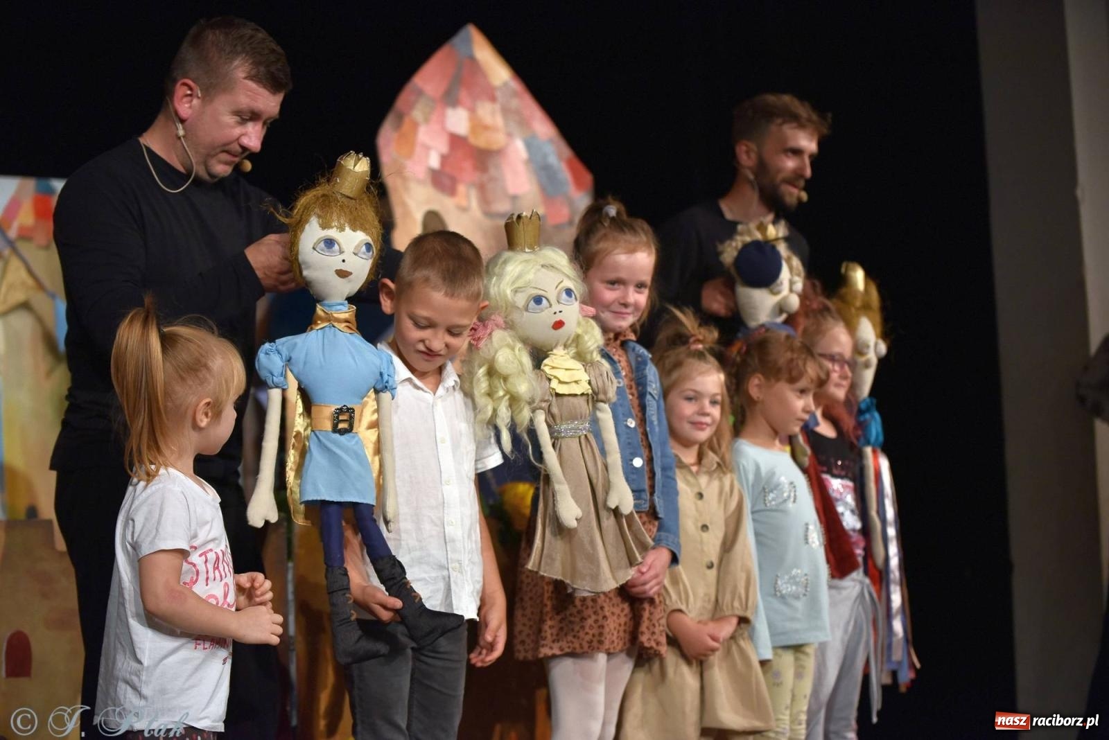 Zdjęcie w galerii na portalu naszraciborz.pl: Wakacyjny piknik teatralny w Strzesze - królewnie i lodowej górze wiadomości z regionu