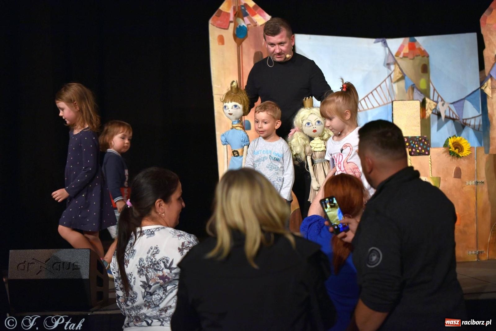 Zdjęcie w galerii na portalu naszraciborz.pl: Wakacyjny piknik teatralny w Strzesze - królewnie i lodowej górze wiadomości z regionu
