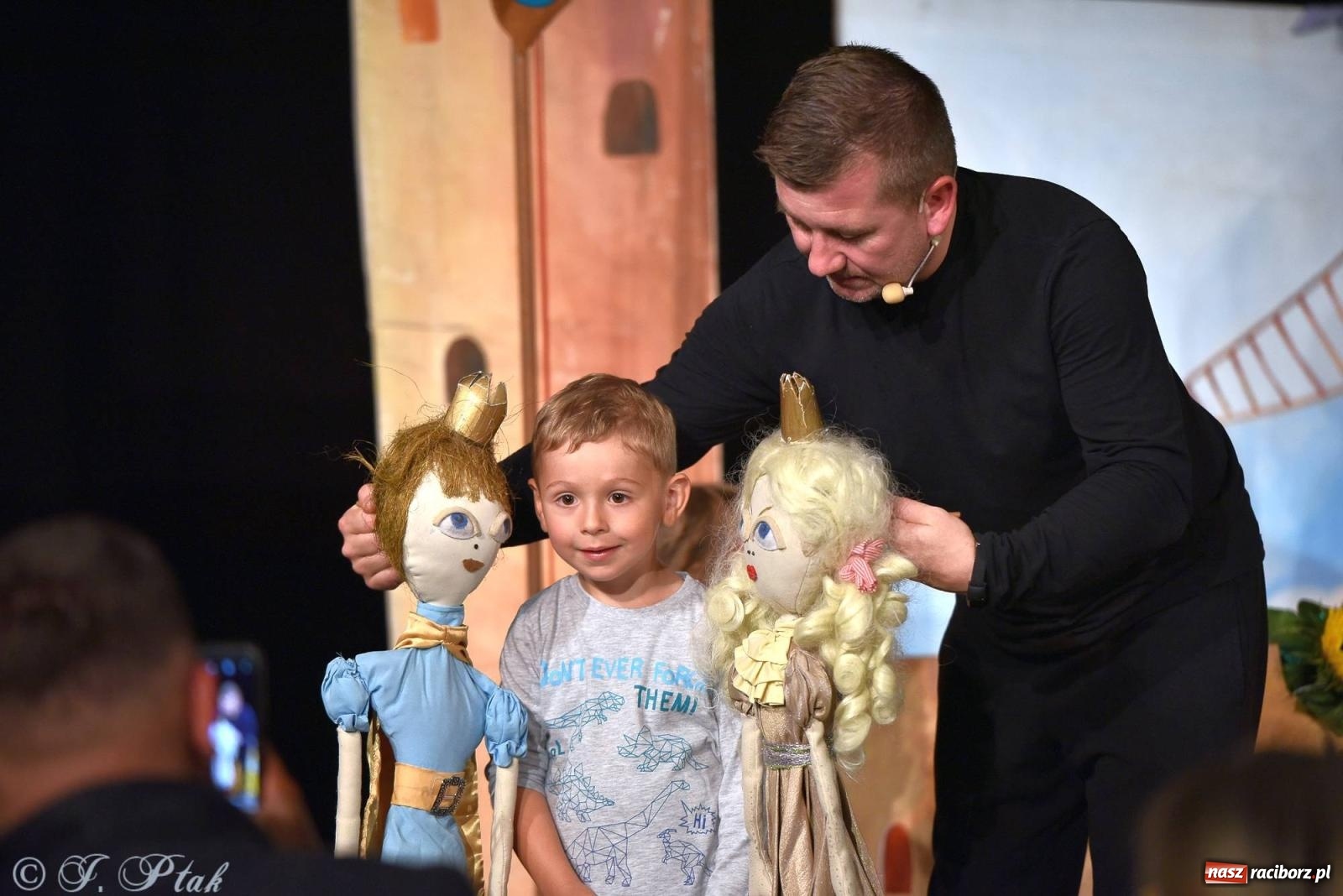 Zdjęcie w galerii na portalu naszraciborz.pl: Wakacyjny piknik teatralny w Strzesze - królewnie i lodowej górze wiadomości z regionu