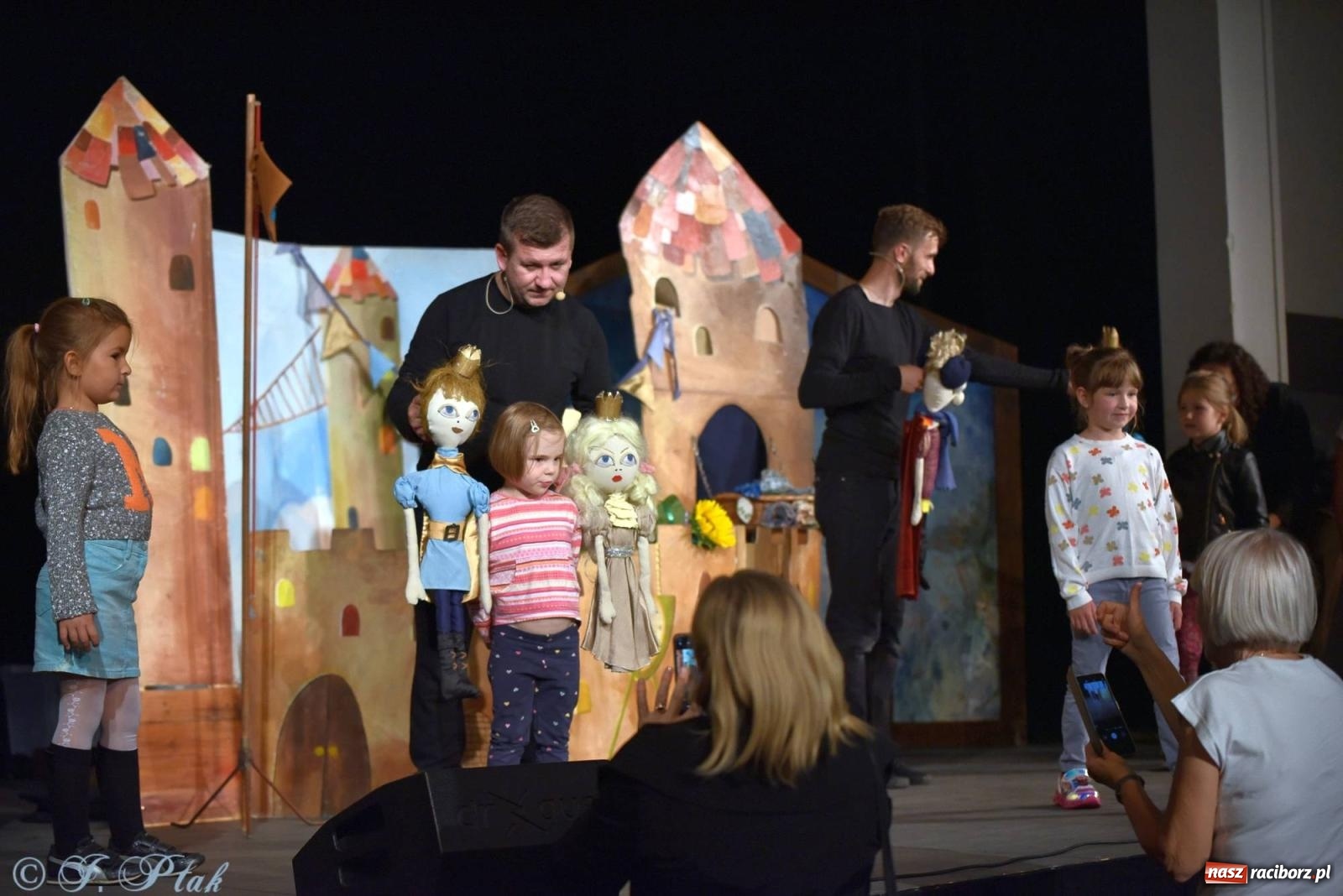 Zdjęcie w galerii na portalu naszraciborz.pl: Wakacyjny piknik teatralny w Strzesze - królewnie i lodowej górze wiadomości z regionu