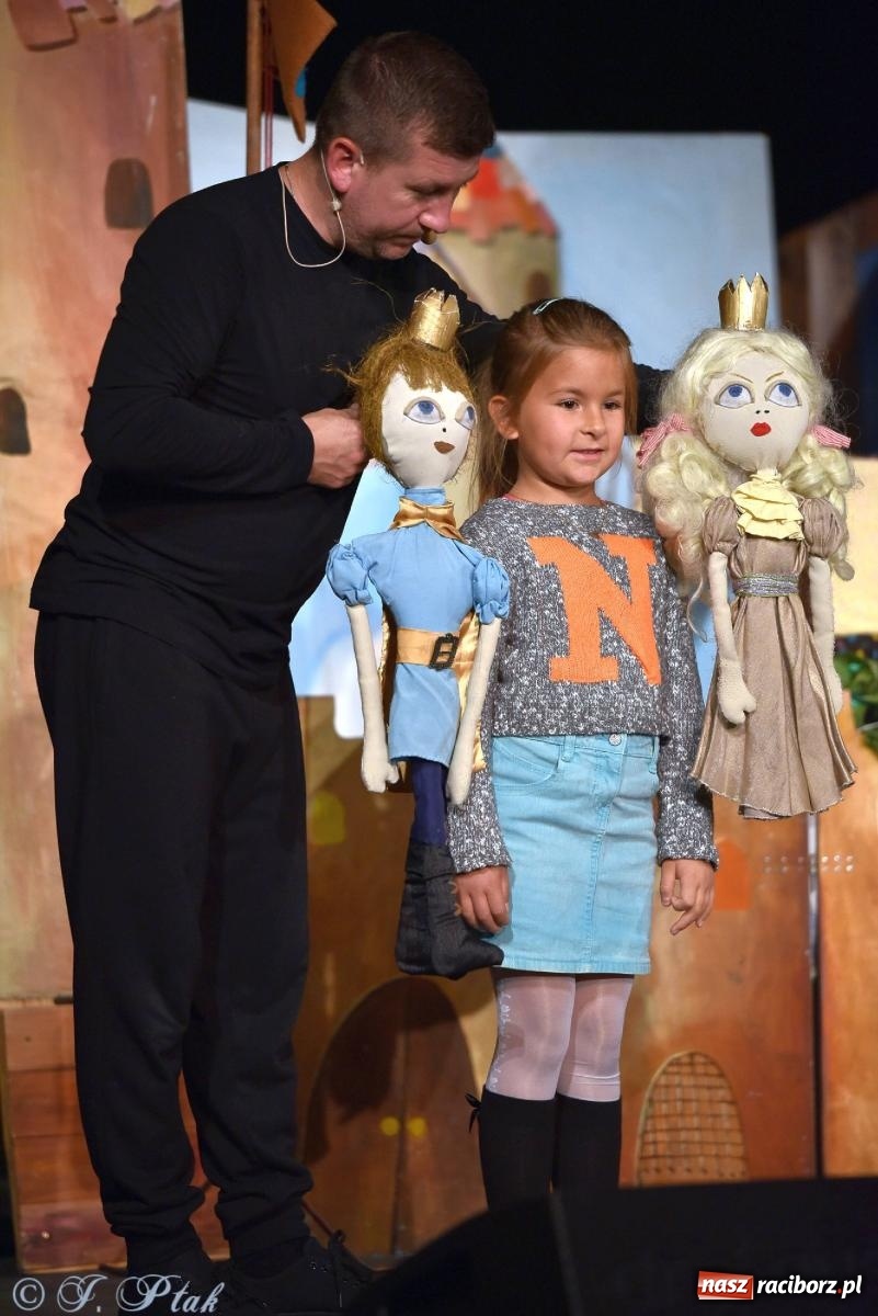 Zdjęcie w galerii na portalu naszraciborz.pl: Wakacyjny piknik teatralny w Strzesze - królewnie i lodowej górze wiadomości z regionu