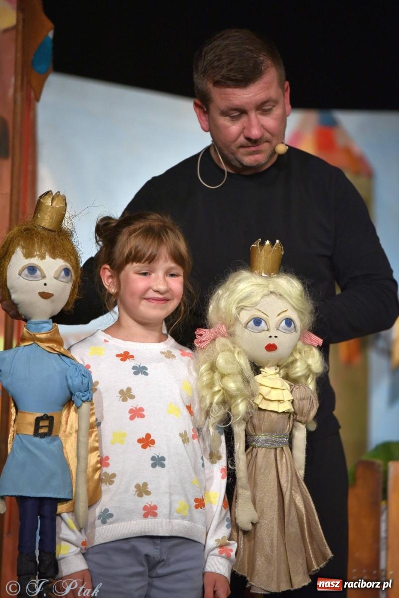 Zdjęcie w galerii na portalu naszraciborz.pl: Wakacyjny piknik teatralny w Strzesze - królewnie i lodowej górze wiadomości z regionu