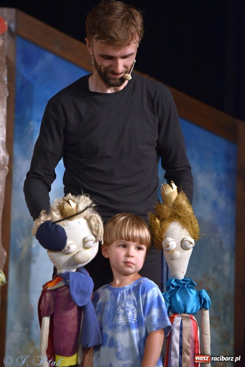 Zdjęcie w galerii na portalu naszraciborz.pl: Wakacyjny piknik teatralny w Strzesze - królewnie i lodowej górze wiadomości z regionu