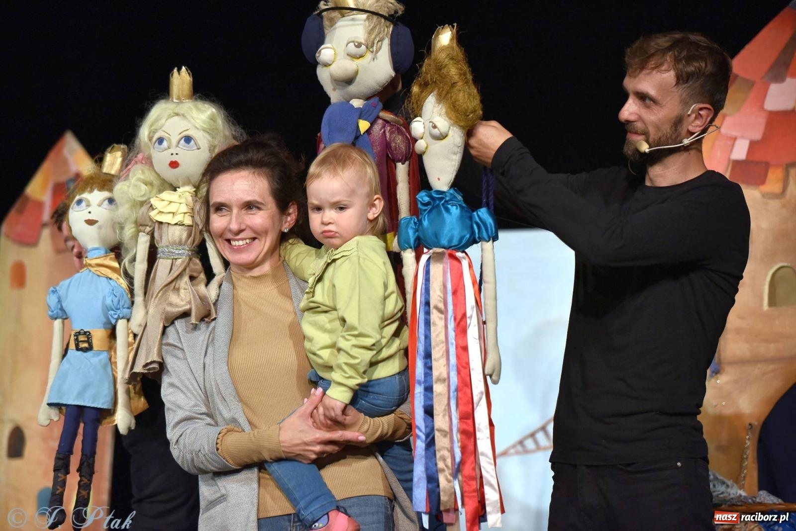 Zdjęcie w galerii na portalu naszraciborz.pl: Wakacyjny piknik teatralny w Strzesze - królewnie i lodowej górze wiadomości z regionu