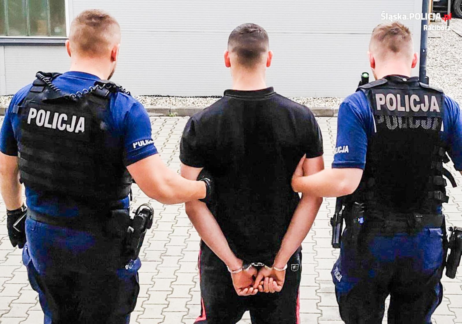 Zdjęcie w galerii na portalu naszraciborz.pl: Brutalne pobicie na skwerze przy Karola Miarki wiadomości z regionu