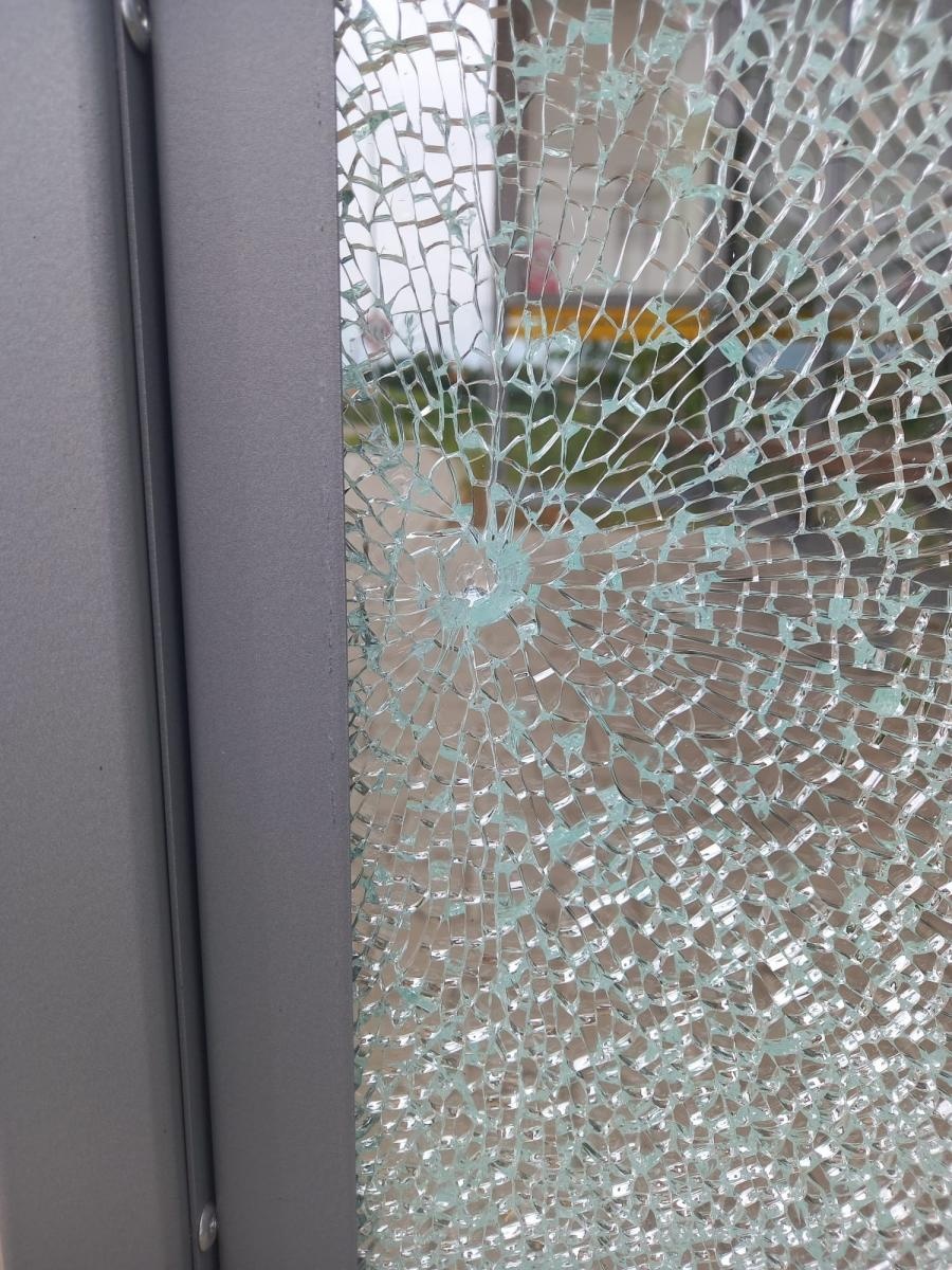 Zdjęcie w galerii na portalu naszraciborz.pl: Ustalono sprawcę dewastacji wiat w gm. Kornowac. Strzelał z wiatrówki wiadomości z regionu