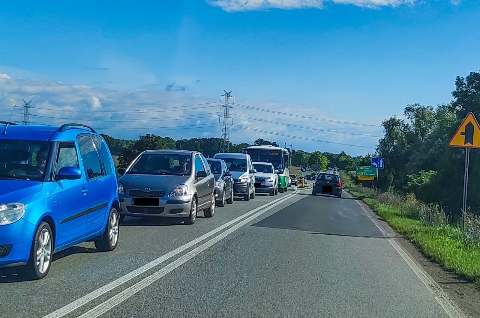 Zdjęcie w galerii na portalu naszraciborz.pl: Szczyty szczytów. Ruch wahadłowy na moście przed Markowicami [FOTO i WIDEO] wiadomości z regionu