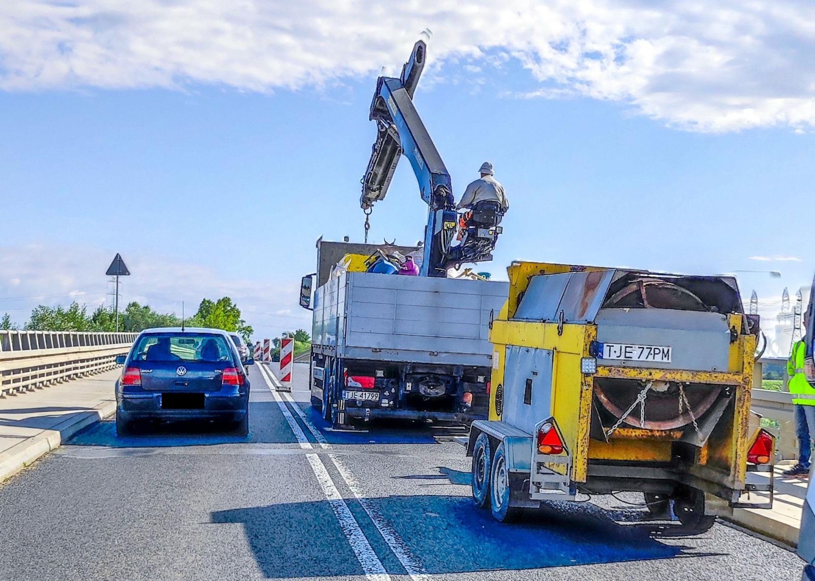 Zdjęcie w galerii na portalu naszraciborz.pl: Szczyty szczytów. Ruch wahadłowy na moście przed Markowicami [FOTO i WIDEO] wiadomości z regionu