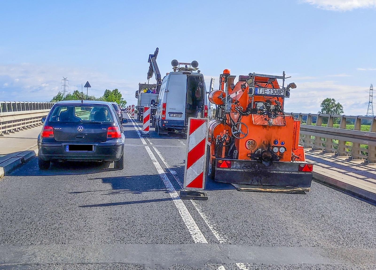 Zdjęcie w galerii na portalu naszraciborz.pl: Szczyty szczytów. Ruch wahadłowy na moście przed Markowicami [FOTO i WIDEO] wiadomości z regionu