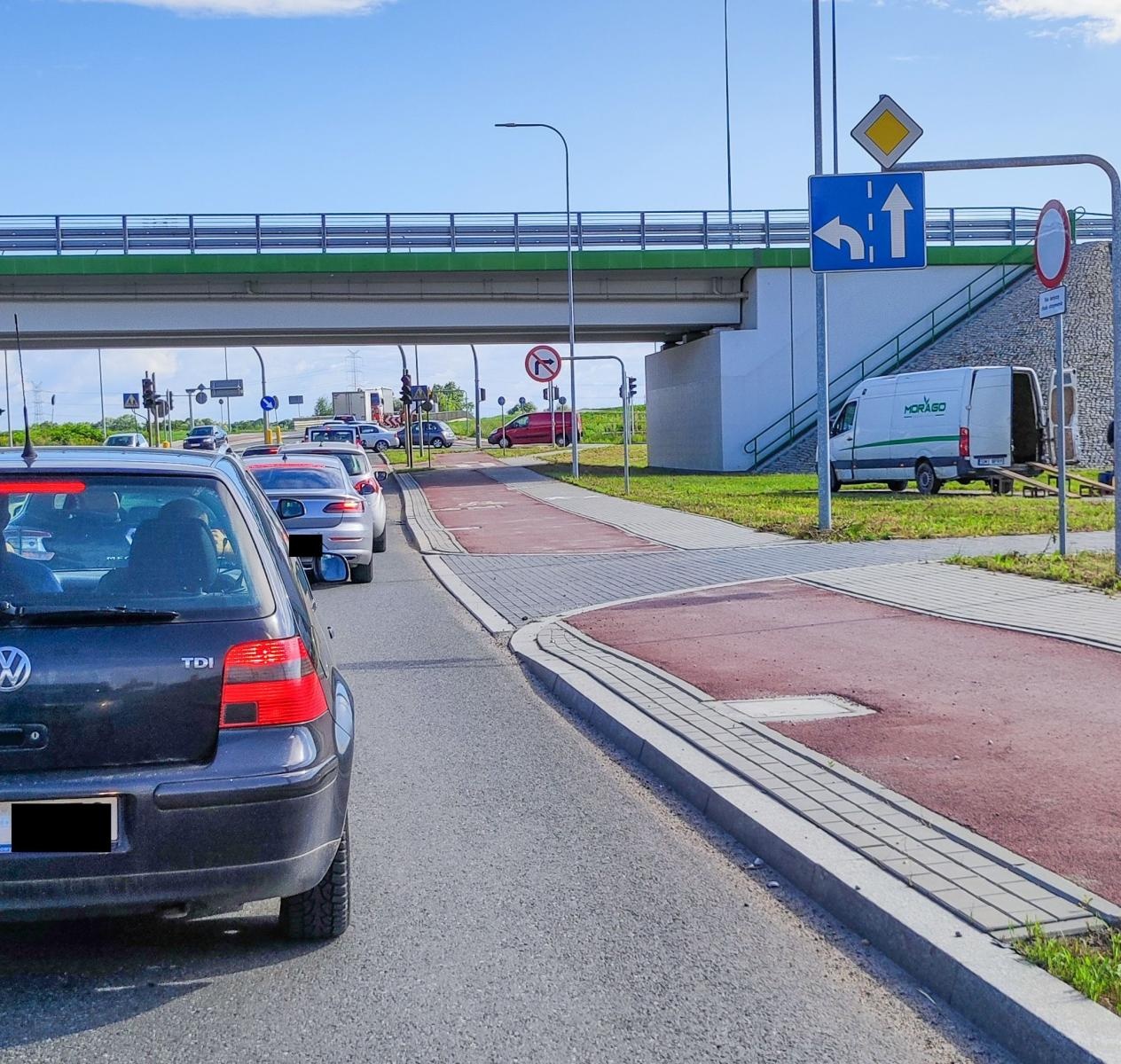 Zdjęcie w galerii na portalu naszraciborz.pl: Szczyty szczytów. Ruch wahadłowy na moście przed Markowicami [FOTO i WIDEO] wiadomości z regionu