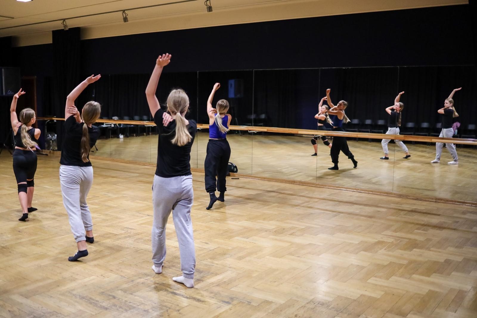 Zdjęcie w galerii na portalu naszraciborz.pl: Taniec współczesny na warsztacie w RCK wiadomości z regionu