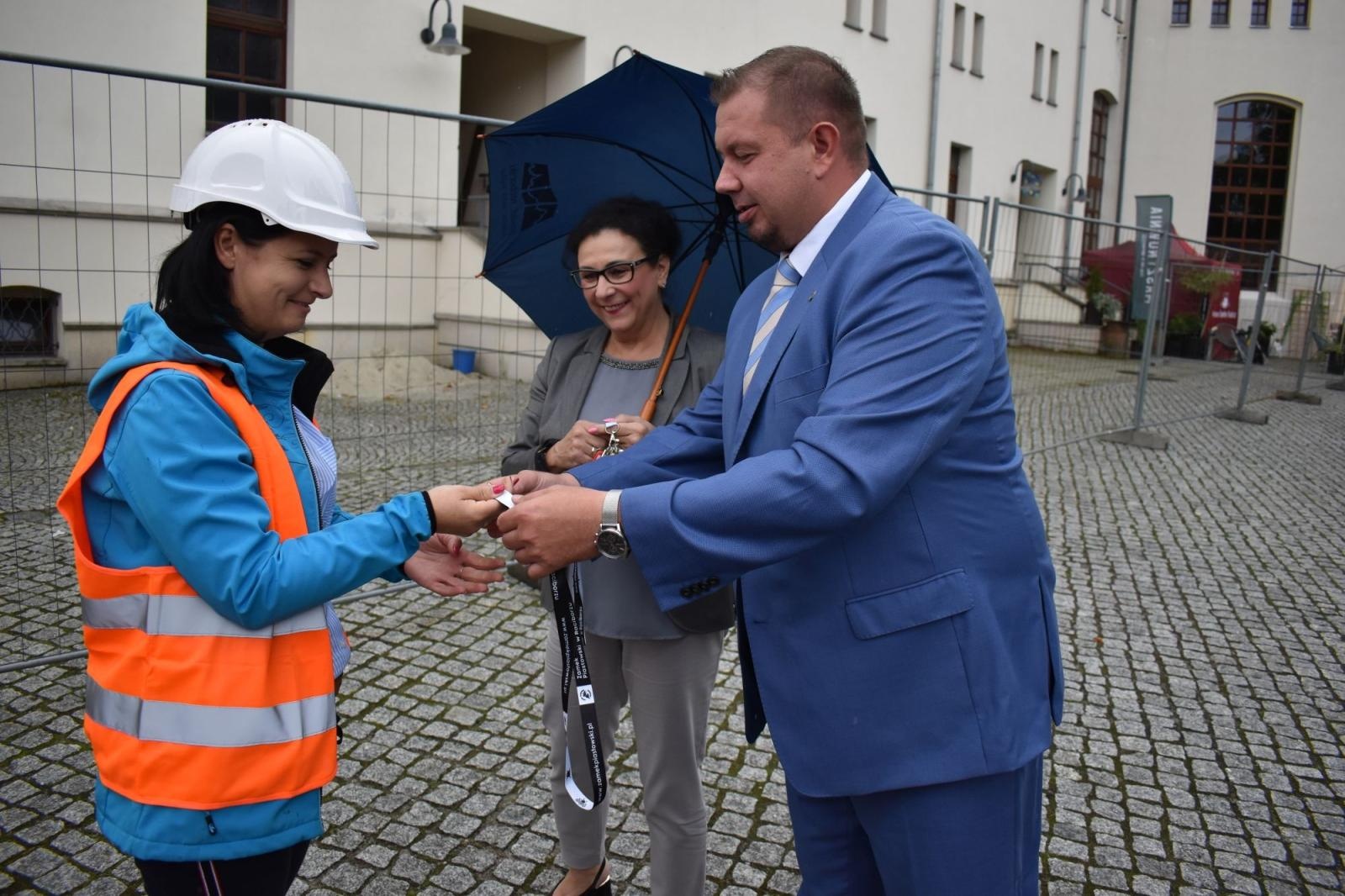 Zdjęcie w galerii na portalu naszraciborz.pl: Plac budowy na zamku przekazany. Powstaje multimedialne muzeum wiadomości z regionu