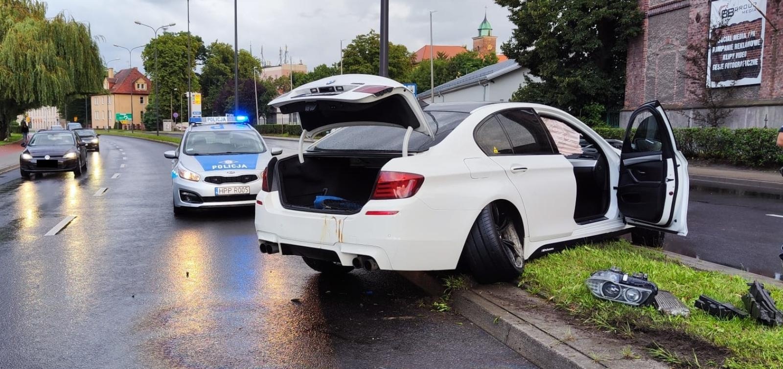 Zdjęcie w galerii na portalu naszraciborz.pl: Raport 998. BMW uderzyło w słup na Odrostradzie wiadomości z regionu