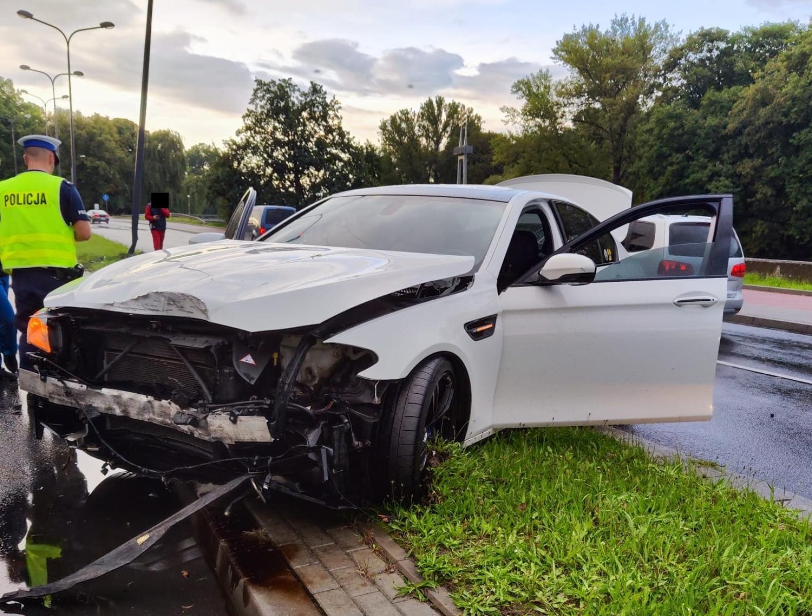 Zdjęcie w galerii na portalu naszraciborz.pl: Raport 998. BMW uderzyło w słup na Odrostradzie wiadomości z regionu