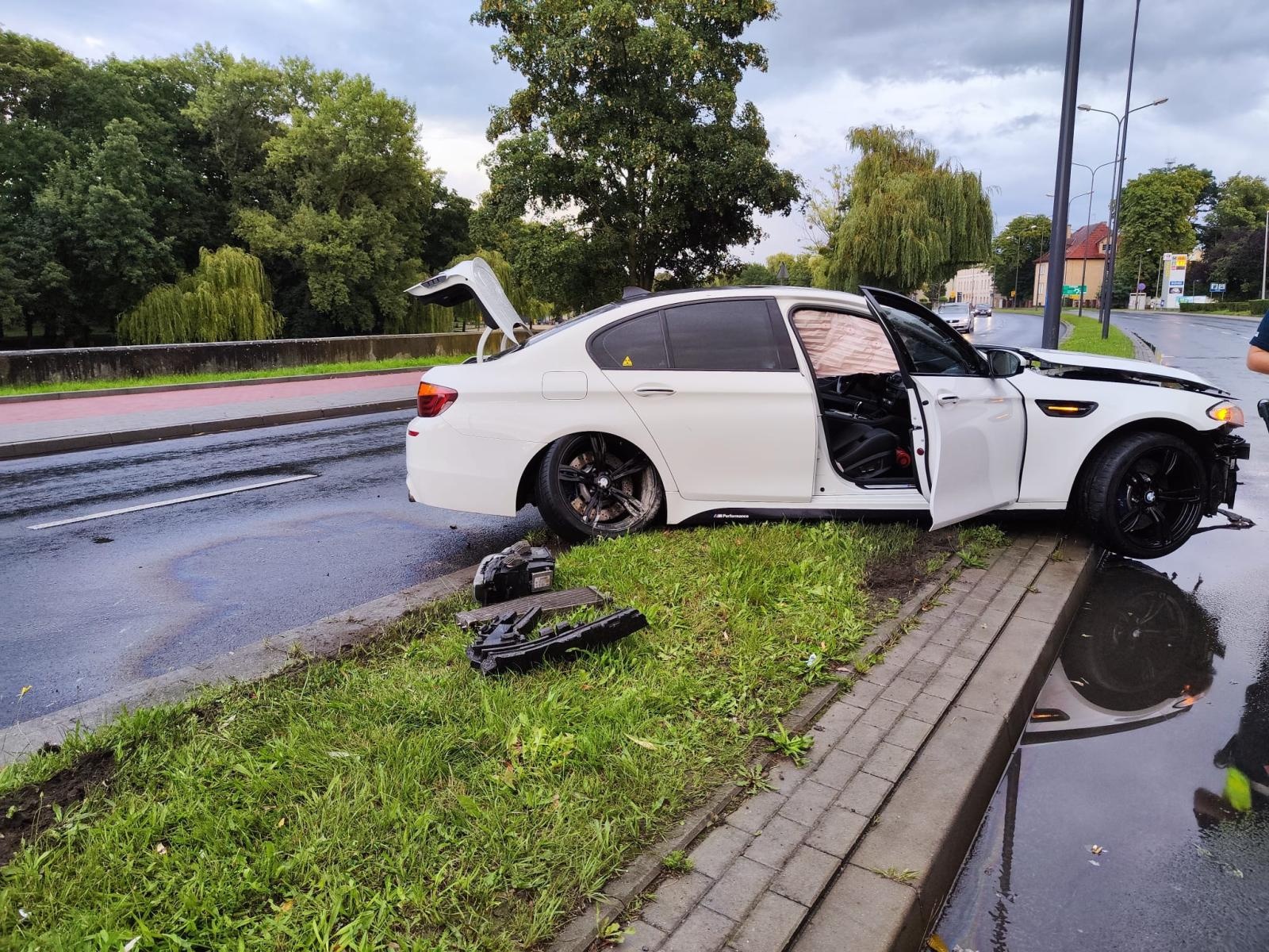 Zdjęcie w galerii na portalu naszraciborz.pl: Raport 998. BMW uderzyło w słup na Odrostradzie wiadomości z regionu