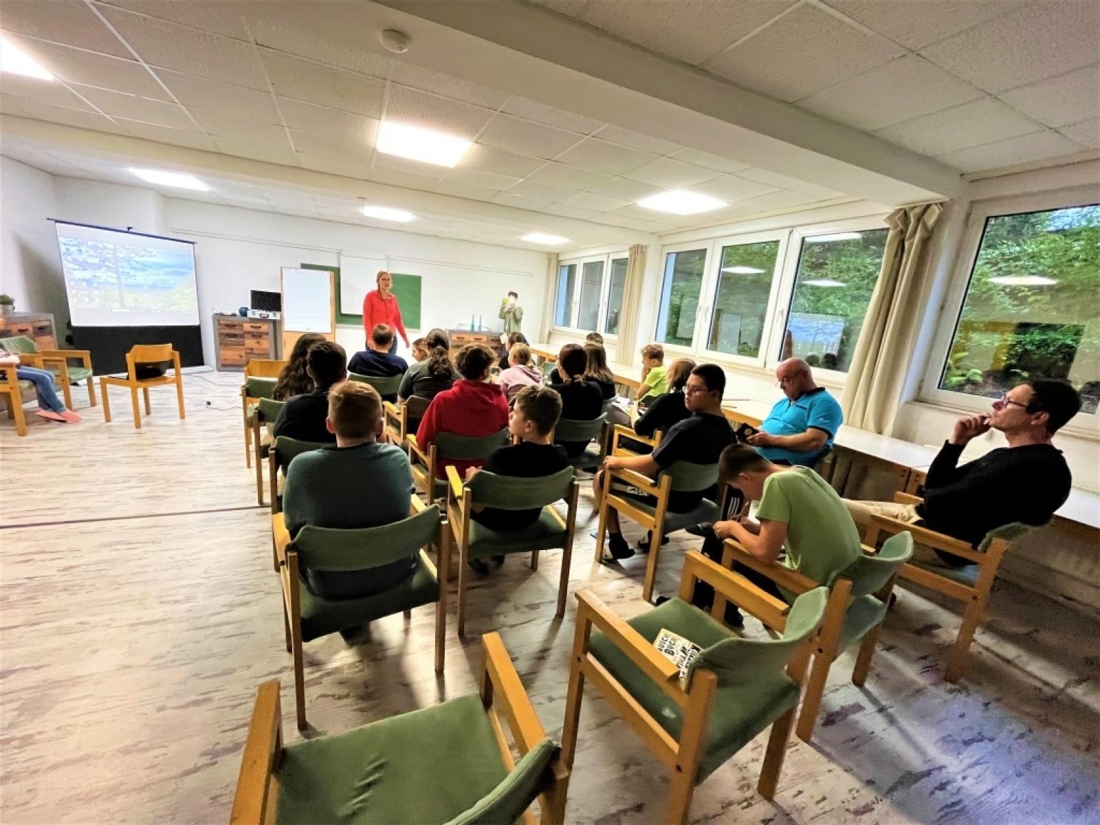 Zdjęcie w galerii na portalu naszraciborz.pl: Młodzież z trzech partnerskich powiatów zgłębiała relację człowiek-las wiadomości z regionu