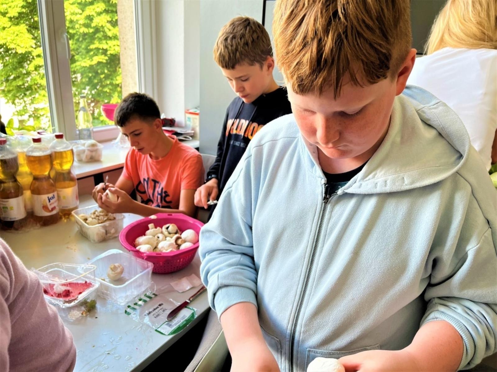 Zdjęcie w galerii na portalu naszraciborz.pl: Młodzież z trzech partnerskich powiatów zgłębiała relację człowiek-las wiadomości z regionu