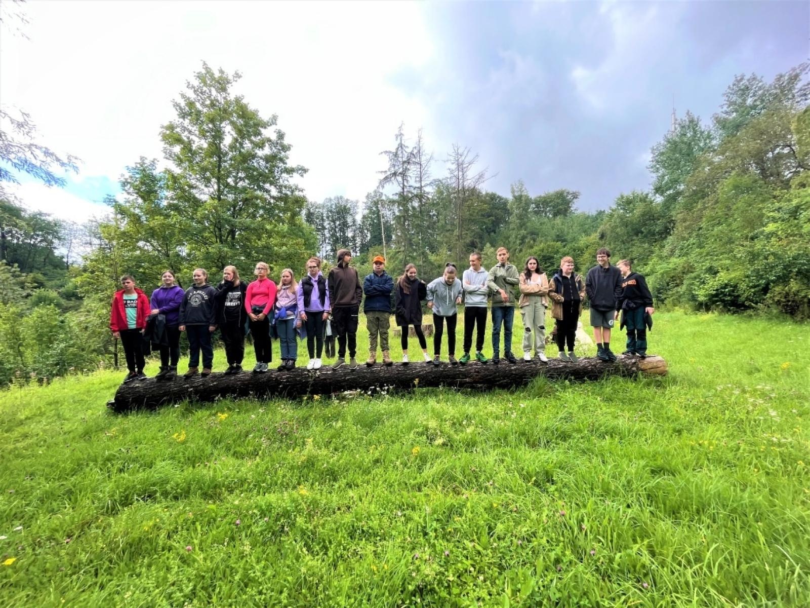 Zdjęcie w galerii na portalu naszraciborz.pl: Młodzież z trzech partnerskich powiatów zgłębiała relację człowiek-las wiadomości z regionu