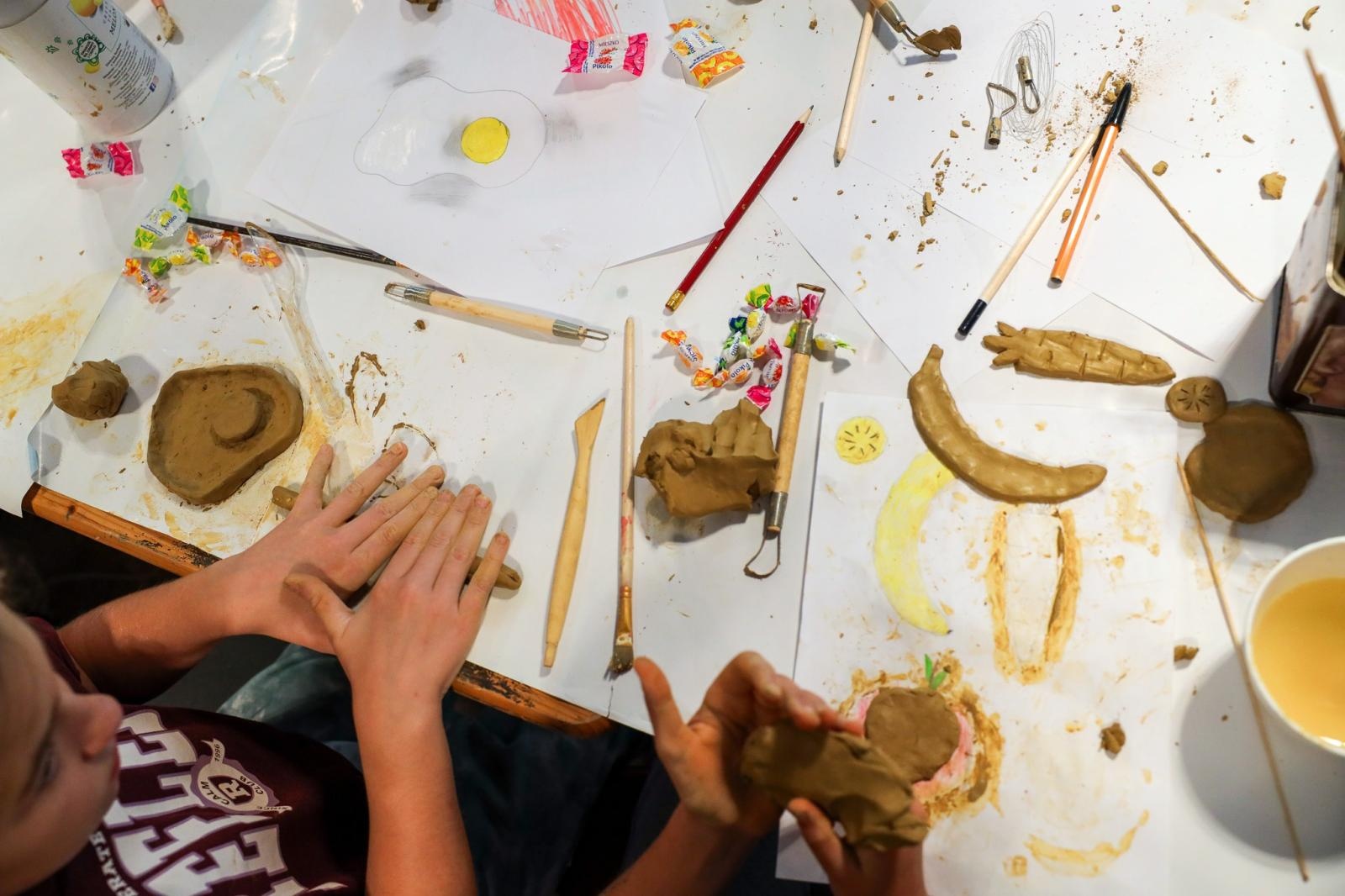 Zdjęcie w galerii na portalu naszraciborz.pl: Wakacje w pracowni rzeźby. Relacja z RCK wiadomości z regionu