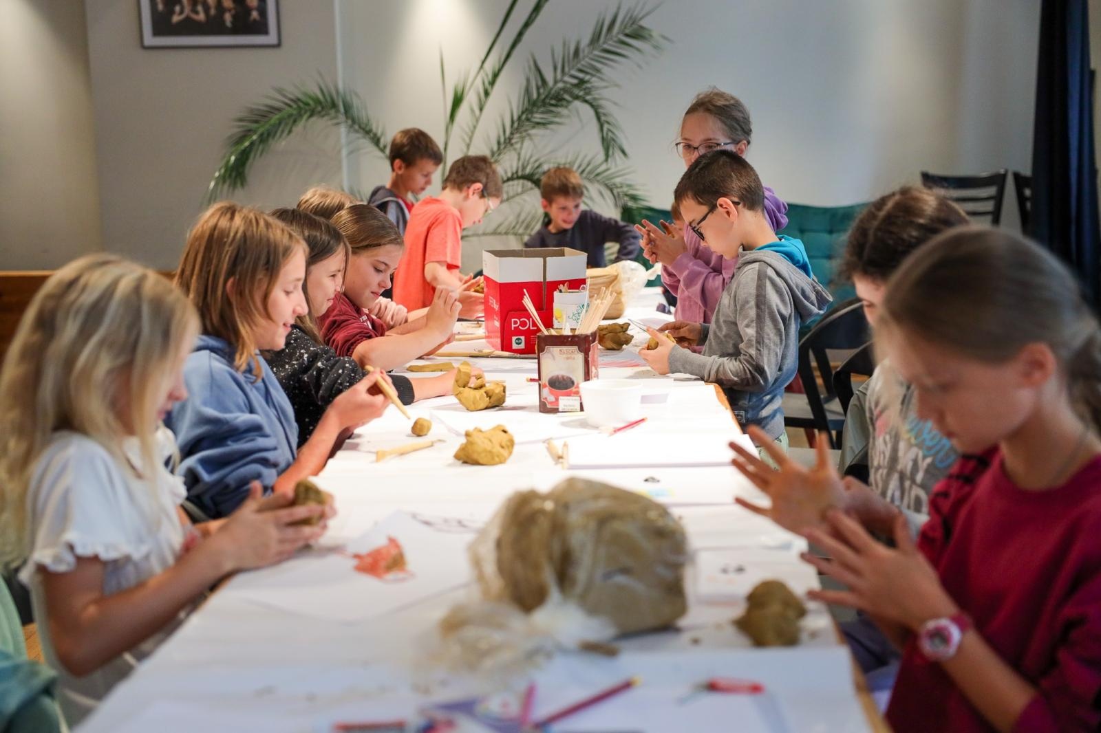 Zdjęcie w galerii na portalu naszraciborz.pl: Wakacje w pracowni rzeźby. Relacja z RCK wiadomości z regionu