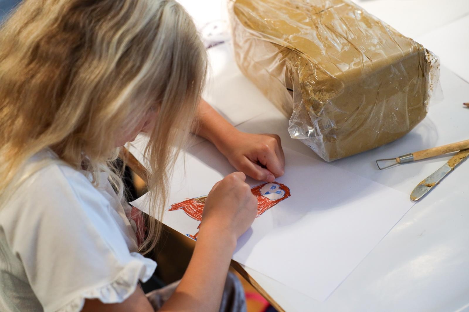 Zdjęcie w galerii na portalu naszraciborz.pl: Wakacje w pracowni rzeźby. Relacja z RCK wiadomości z regionu