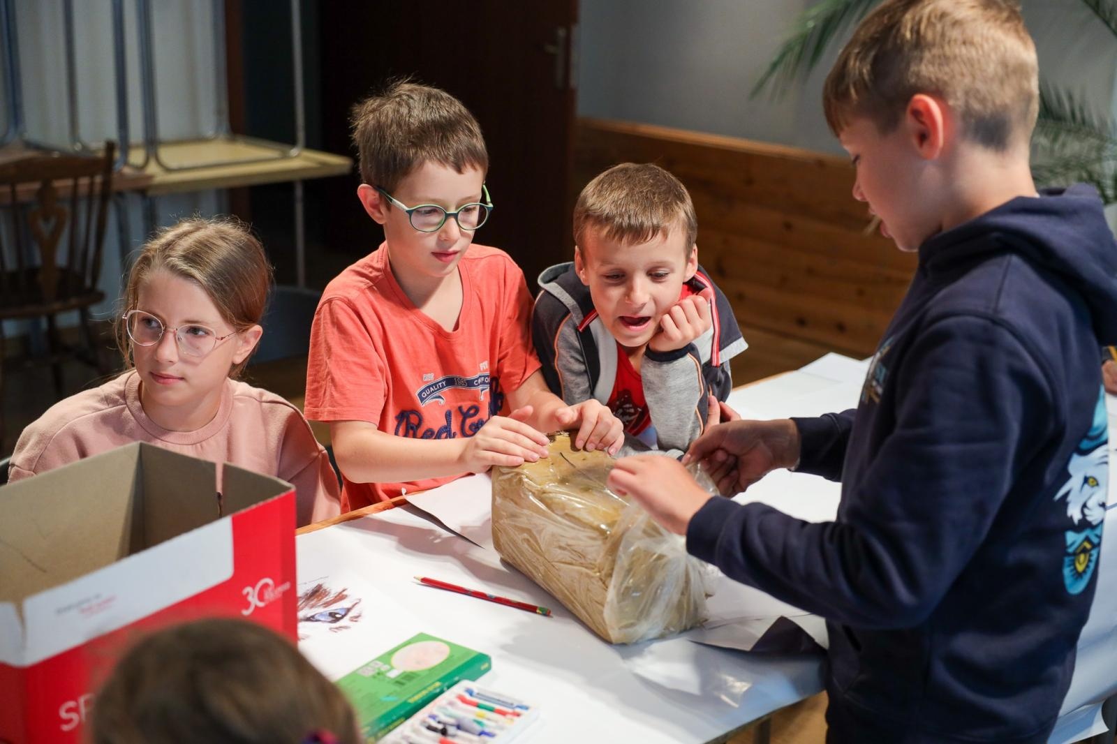 Zdjęcie w galerii na portalu naszraciborz.pl: Wakacje w pracowni rzeźby. Relacja z RCK wiadomości z regionu
