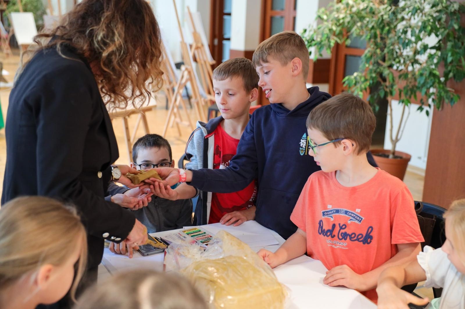 Zdjęcie w galerii na portalu naszraciborz.pl: Wakacje w pracowni rzeźby. Relacja z RCK wiadomości z regionu