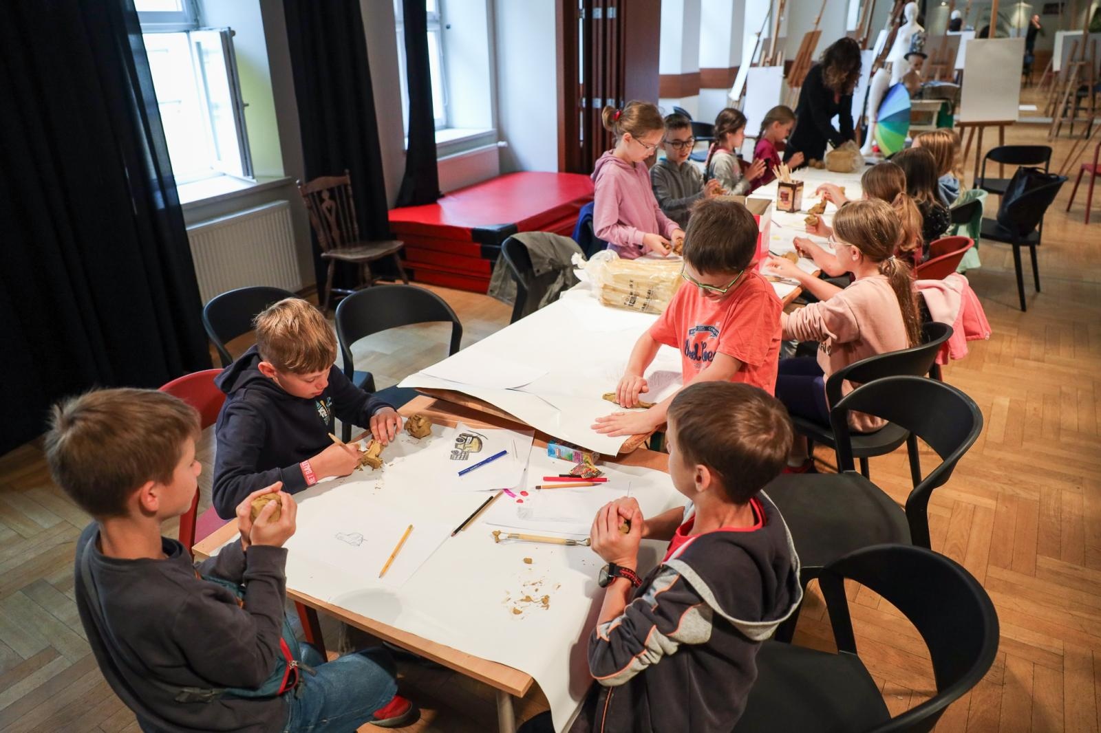 Zdjęcie w galerii na portalu naszraciborz.pl: Wakacje w pracowni rzeźby. Relacja z RCK wiadomości z regionu