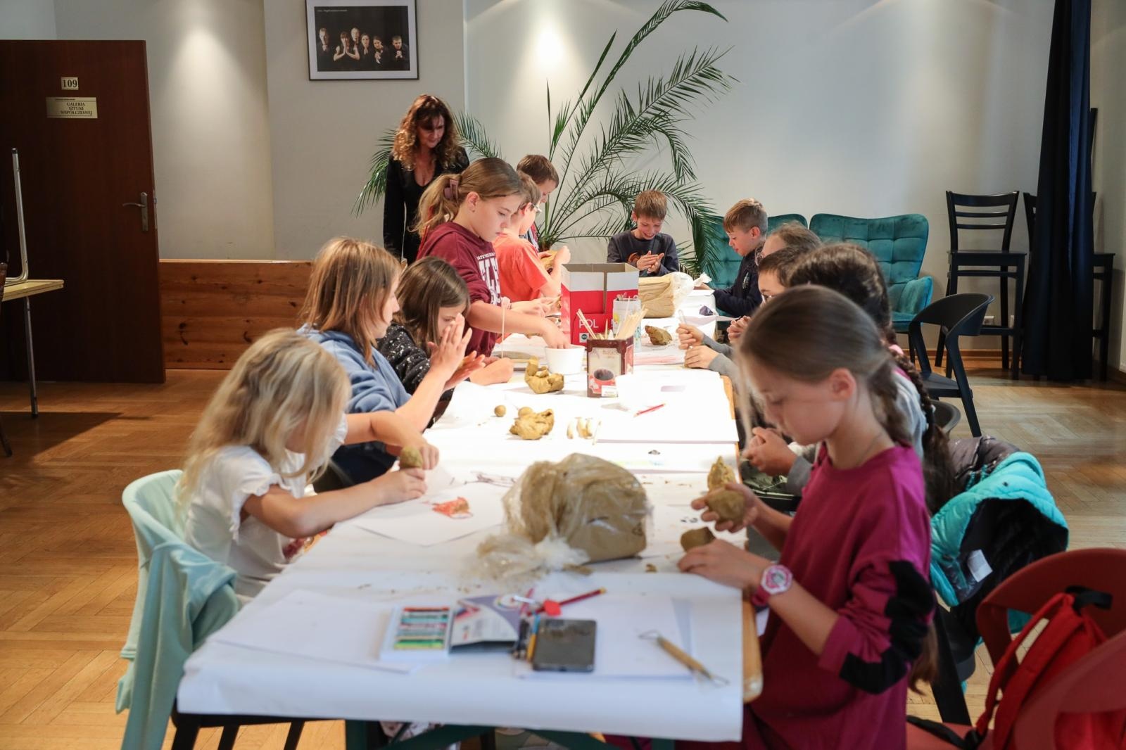 Zdjęcie w galerii na portalu naszraciborz.pl: Wakacje w pracowni rzeźby. Relacja z RCK wiadomości z regionu