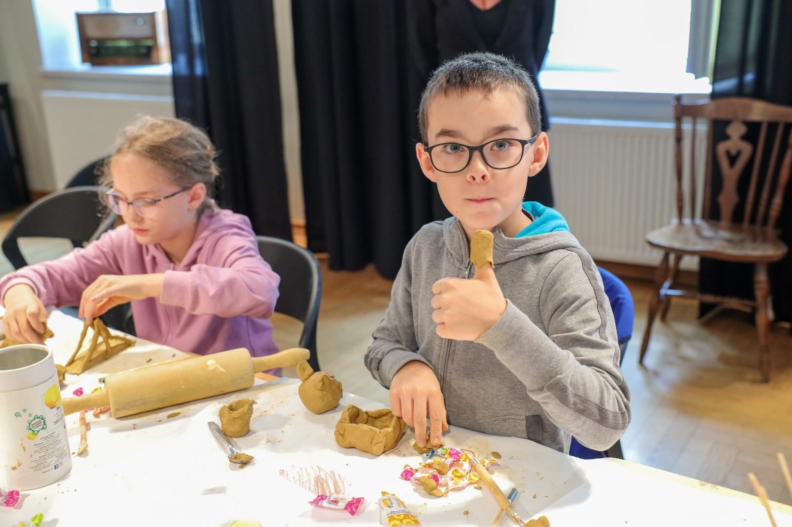 Zdjęcie w galerii na portalu naszraciborz.pl: Wakacje w pracowni rzeźby. Relacja z RCK wiadomości z regionu