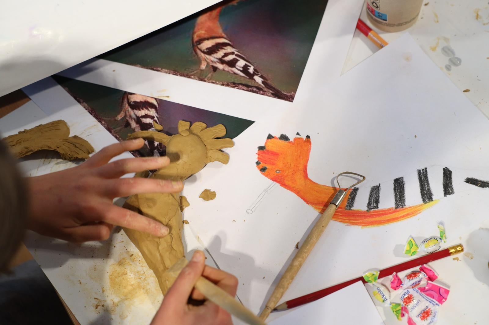 Zdjęcie w galerii na portalu naszraciborz.pl: Wakacje w pracowni rzeźby. Relacja z RCK wiadomości z regionu