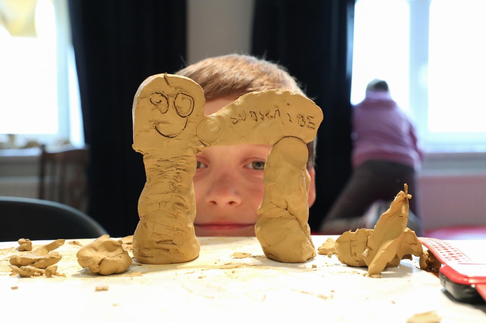 Zdjęcie w galerii na portalu naszraciborz.pl: Wakacje w pracowni rzeźby. Relacja z RCK wiadomości z regionu