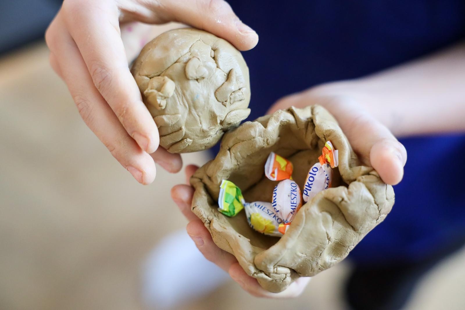 Zdjęcie w galerii na portalu naszraciborz.pl: Wakacje w pracowni rzeźby. Relacja z RCK wiadomości z regionu