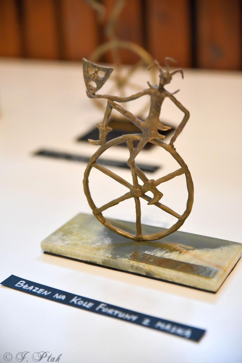 Zdjęcie w galerii na portalu naszraciborz.pl: Misterne kształty z wyobraźni Gurgena Gadachika [FOTO] wiadomości z regionu