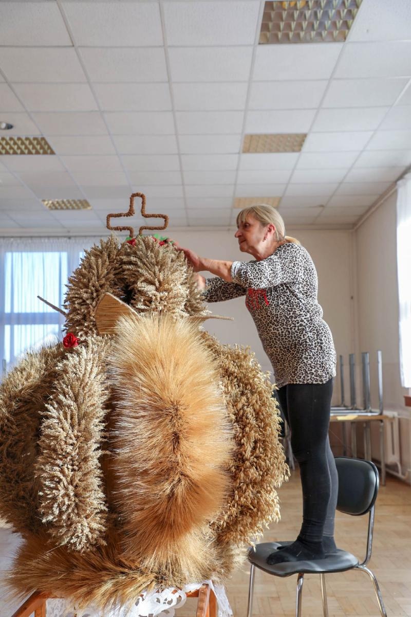 Zdjęcie w galerii na portalu naszraciborz.pl: Bez plastiku i sztucznych kwiatów. W Bojanowie przygotowali już koronę żniwną [FOTO] wiadomości z regionu