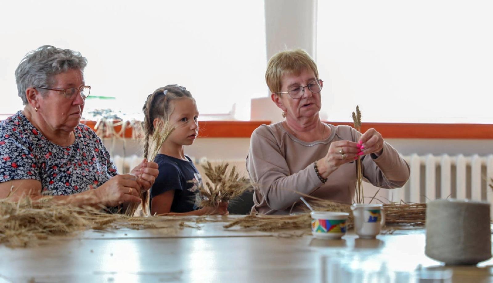 Zdjęcie w galerii na portalu naszraciborz.pl: Bez plastiku i sztucznych kwiatów. W Bojanowie przygotowali już koronę żniwną [FOTO] wiadomości z regionu