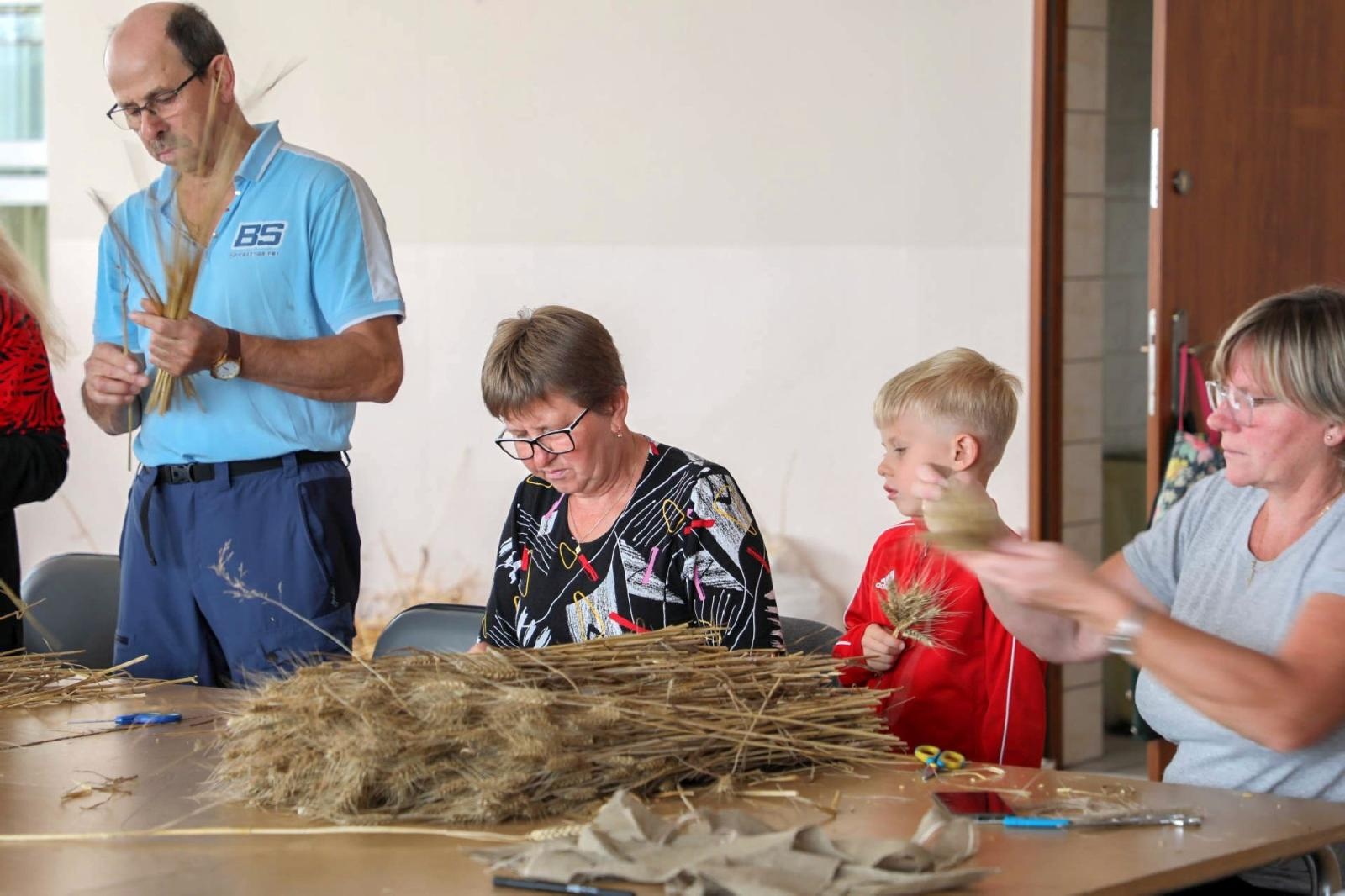 Zdjęcie w galerii na portalu naszraciborz.pl: Bez plastiku i sztucznych kwiatów. W Bojanowie przygotowali już koronę żniwną [FOTO] wiadomości z regionu