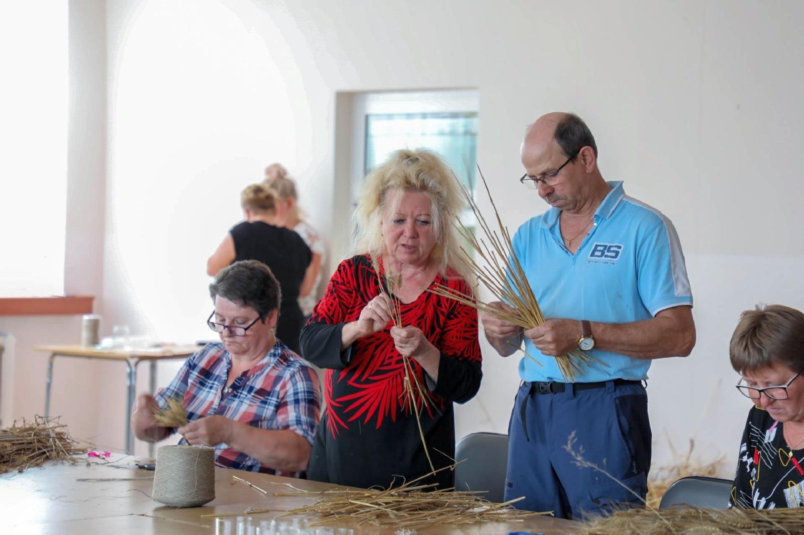 Zdjęcie w galerii na portalu naszraciborz.pl: Bez plastiku i sztucznych kwiatów. W Bojanowie przygotowali już koronę żniwną [FOTO] wiadomości z regionu