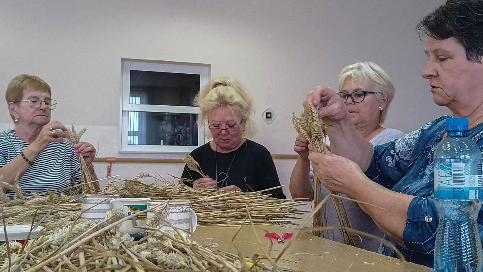 Zdjęcie w galerii na portalu naszraciborz.pl: Bez plastiku i sztucznych kwiatów. W Bojanowie przygotowali już koronę żniwną [FOTO] wiadomości z regionu