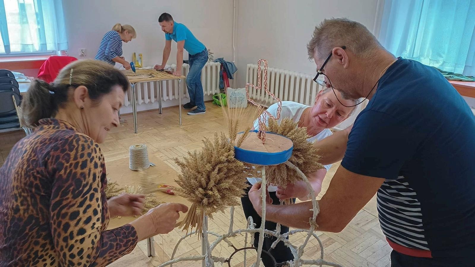 Zdjęcie w galerii na portalu naszraciborz.pl: Bez plastiku i sztucznych kwiatów. W Bojanowie przygotowali już koronę żniwną [FOTO] wiadomości z regionu