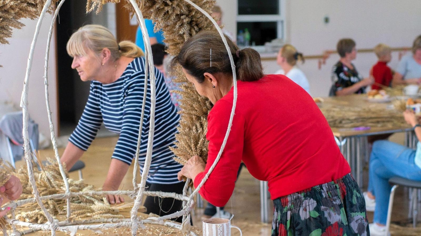 Zdjęcie w galerii na portalu naszraciborz.pl: Bez plastiku i sztucznych kwiatów. W Bojanowie przygotowali już koronę żniwną [FOTO] wiadomości z regionu