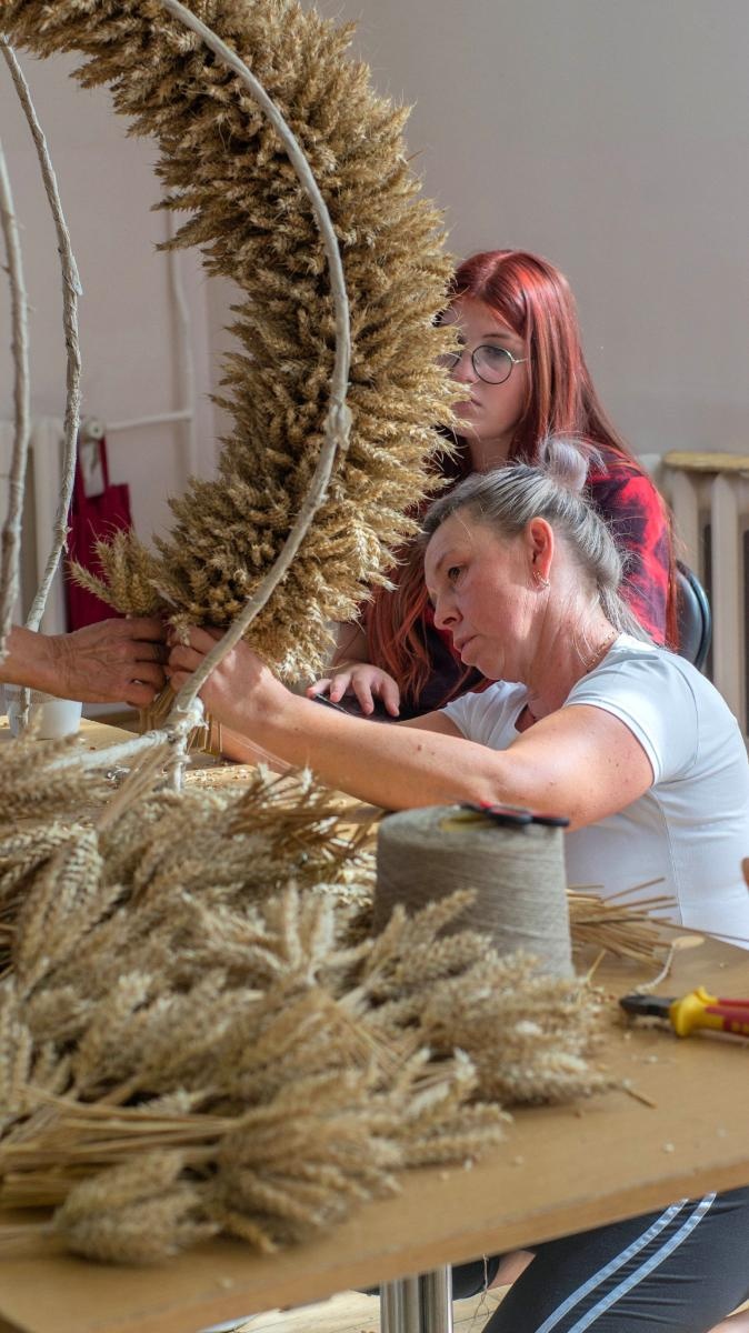 Zdjęcie w galerii na portalu naszraciborz.pl: Bez plastiku i sztucznych kwiatów. W Bojanowie przygotowali już koronę żniwną [FOTO] wiadomości z regionu