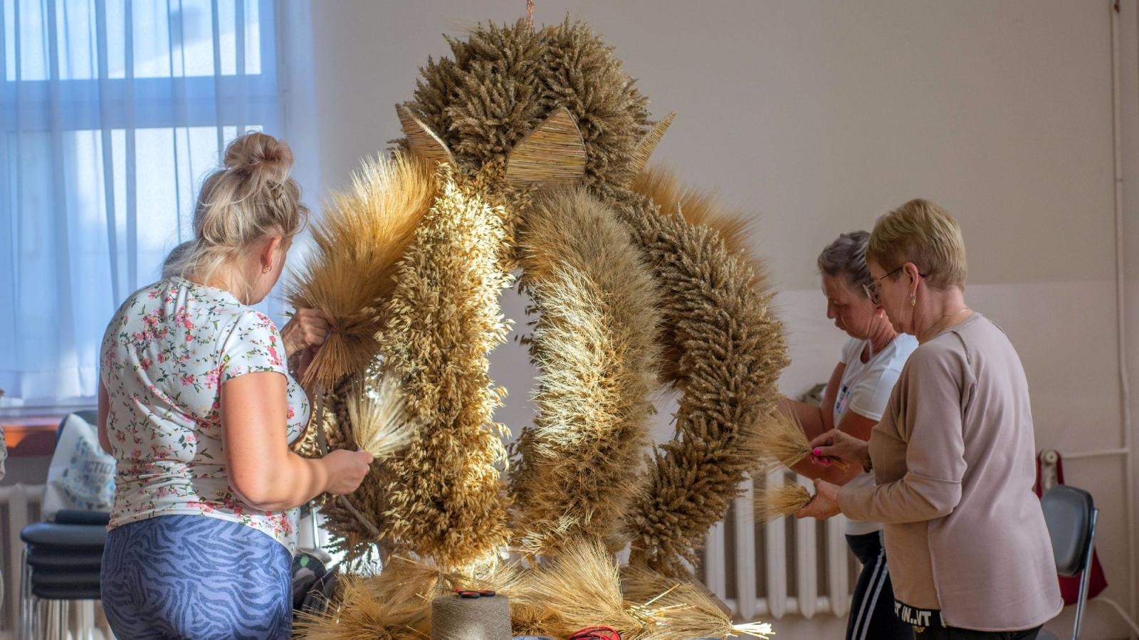 Zdjęcie w galerii na portalu naszraciborz.pl: Bez plastiku i sztucznych kwiatów. W Bojanowie przygotowali już koronę żniwną [FOTO] wiadomości z regionu