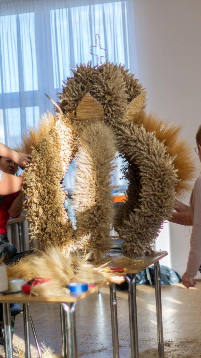 Zdjęcie w galerii na portalu naszraciborz.pl: Bez plastiku i sztucznych kwiatów. W Bojanowie przygotowali już koronę żniwną [FOTO] wiadomości z regionu