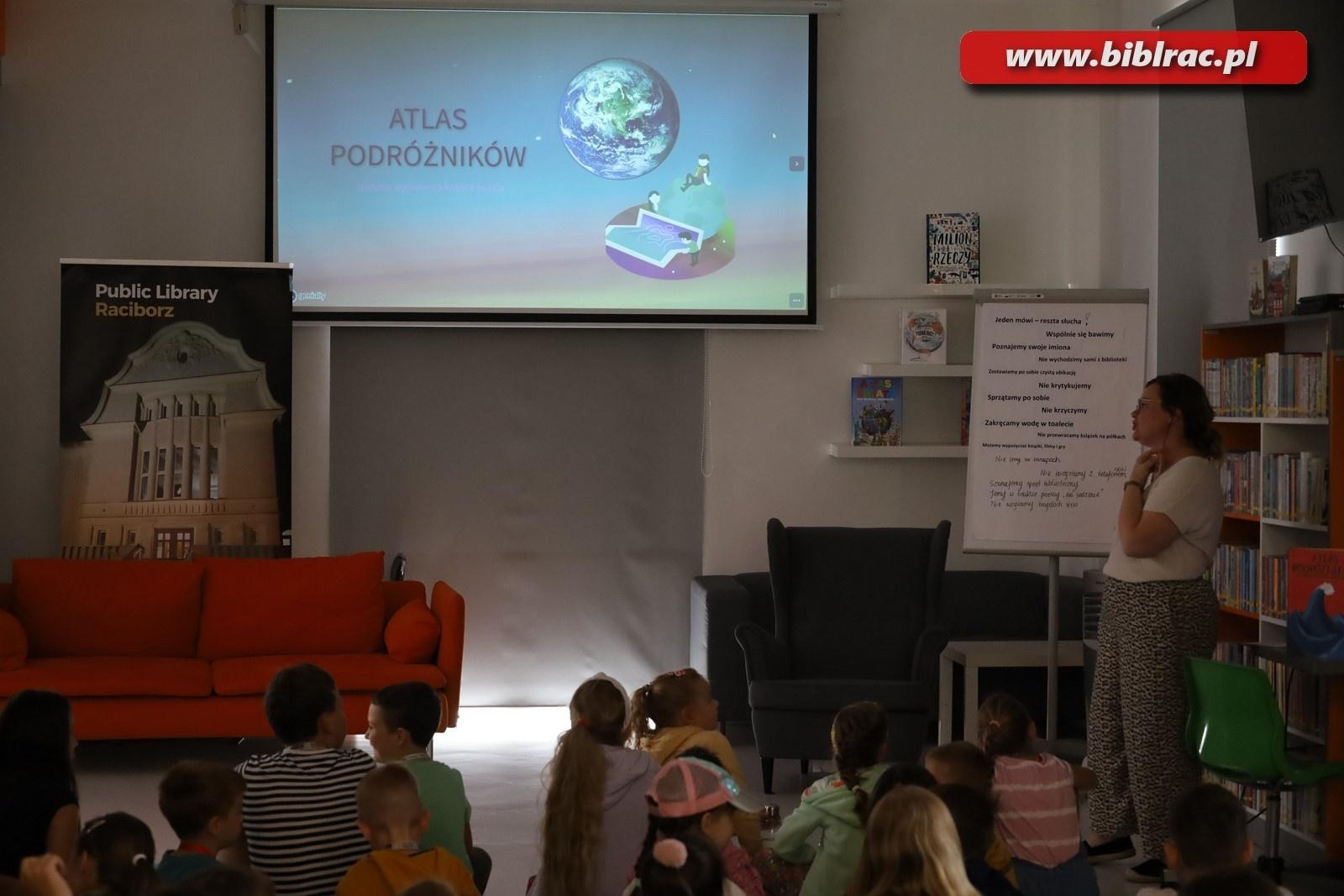 Zdjęcie w galerii na portalu naszraciborz.pl: Podróżować to żyć – Letni Wehikuł Czasu w Bibliotece wiadomości z regionu