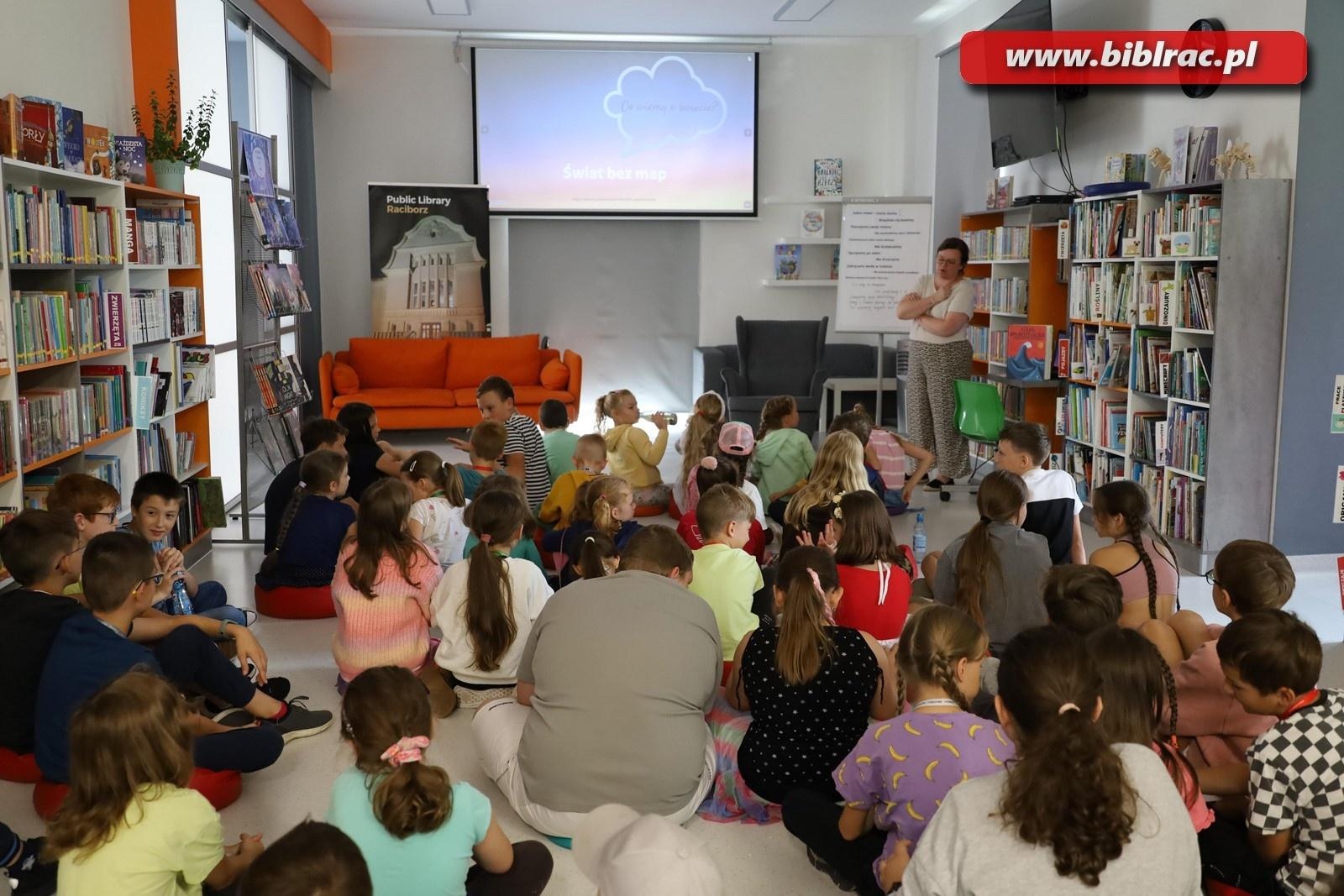 Zdjęcie w galerii na portalu naszraciborz.pl: Podróżować to żyć – Letni Wehikuł Czasu w Bibliotece wiadomości z regionu