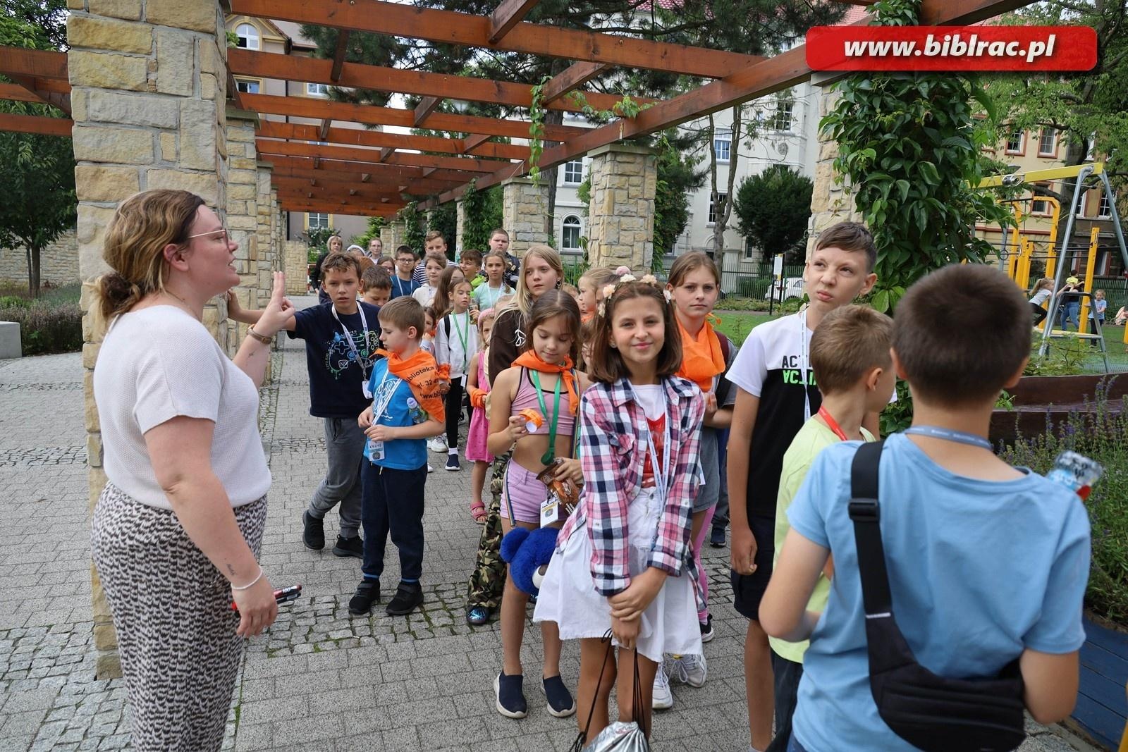 Zdjęcie w galerii na portalu naszraciborz.pl: Podróżować to żyć – Letni Wehikuł Czasu w Bibliotece wiadomości z regionu