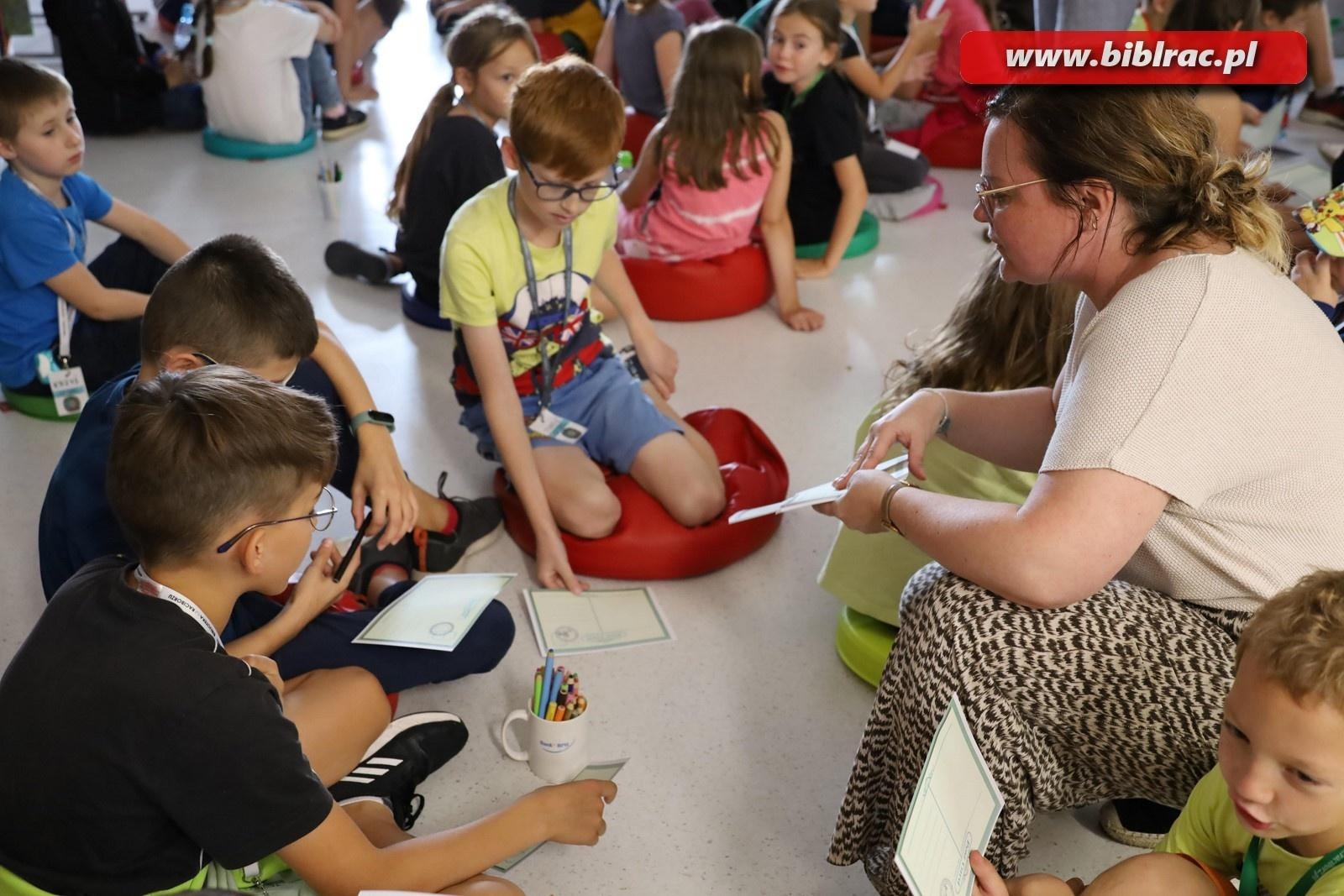 Zdjęcie w galerii na portalu naszraciborz.pl: Podróżować to żyć – Letni Wehikuł Czasu w Bibliotece wiadomości z regionu