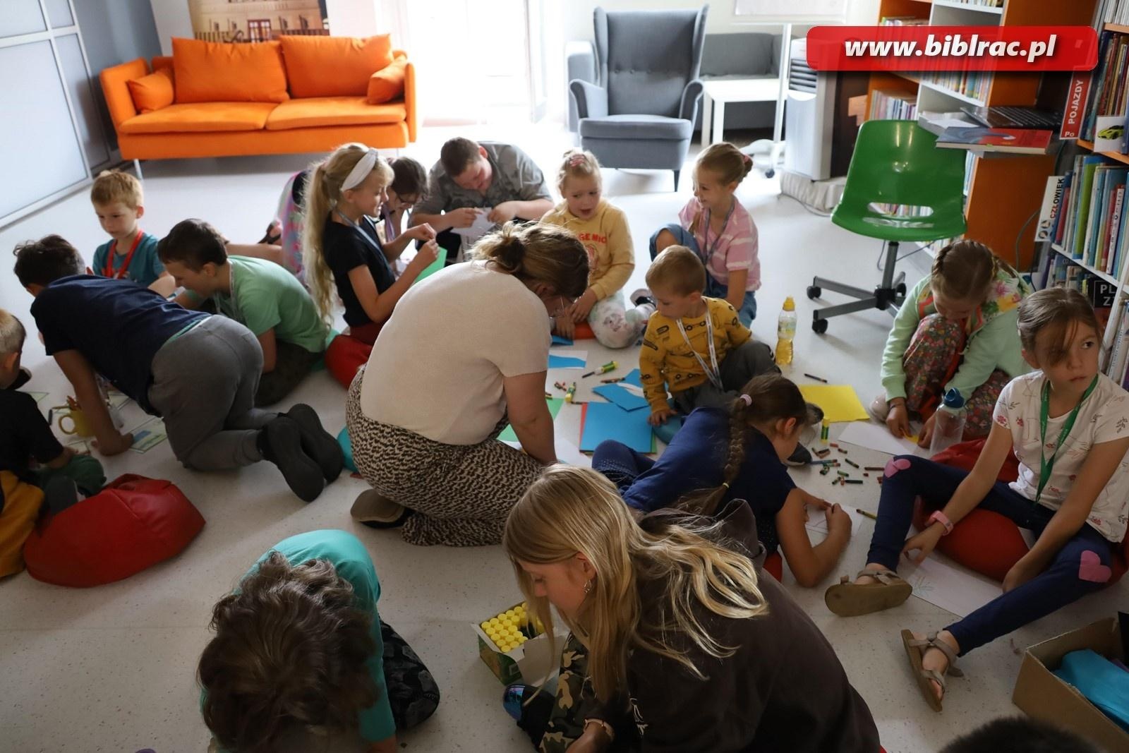 Zdjęcie w galerii na portalu naszraciborz.pl: Podróżować to żyć – Letni Wehikuł Czasu w Bibliotece wiadomości z regionu