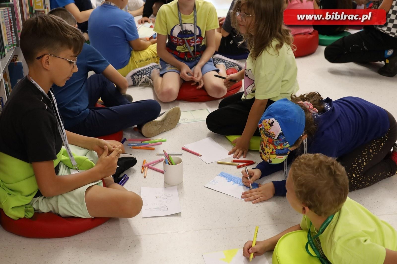 Zdjęcie w galerii na portalu naszraciborz.pl: Podróżować to żyć – Letni Wehikuł Czasu w Bibliotece wiadomości z regionu